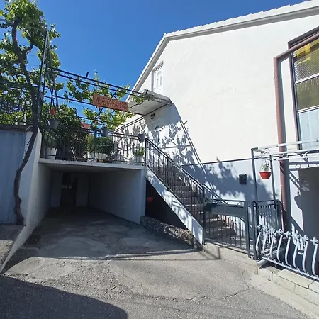 Maja Apartment *